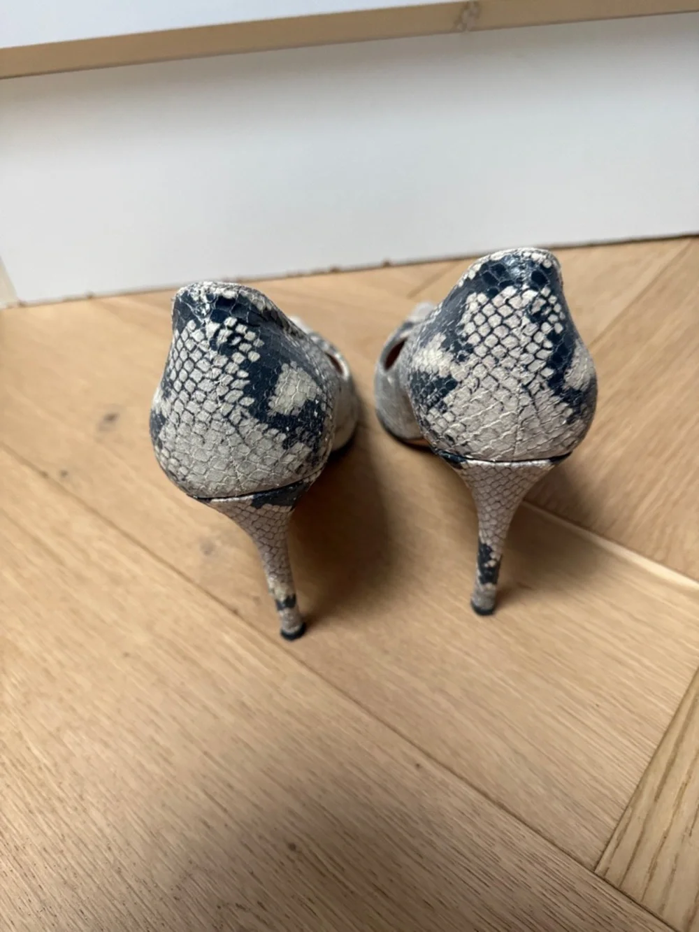 Stuart Weitzman Black & Beige Snakeskin Pointed Toe Pumps - Picture 4 of 6